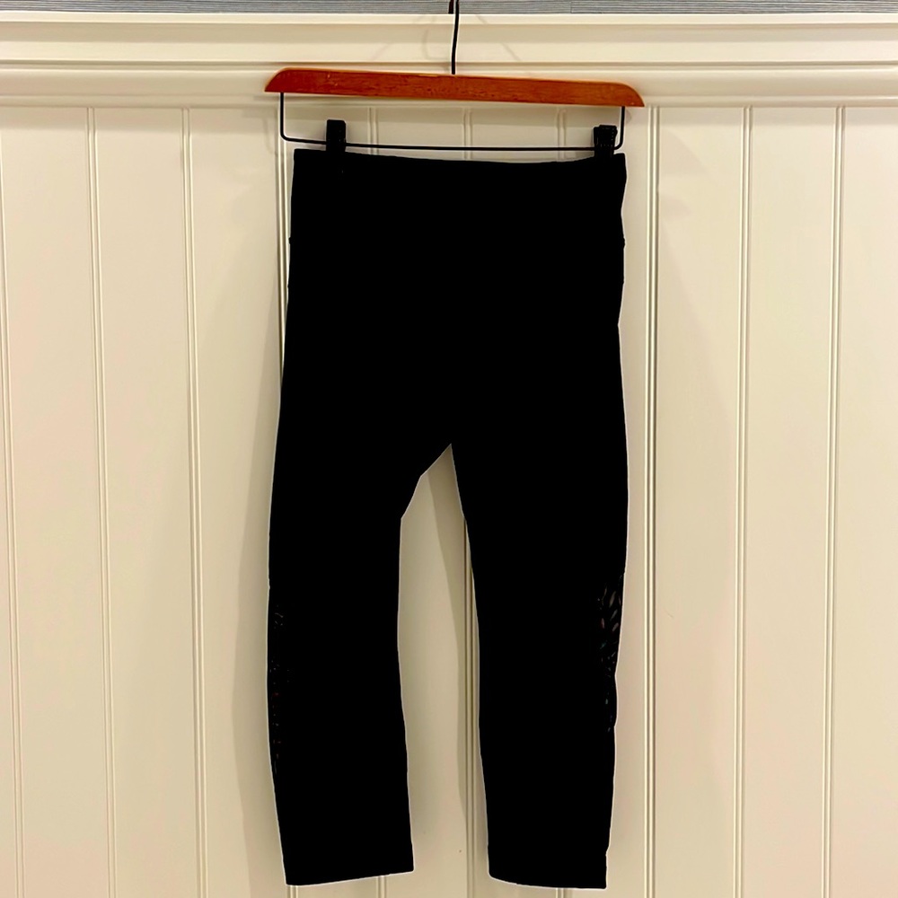 Lululemon wonder under crop with mesh detail